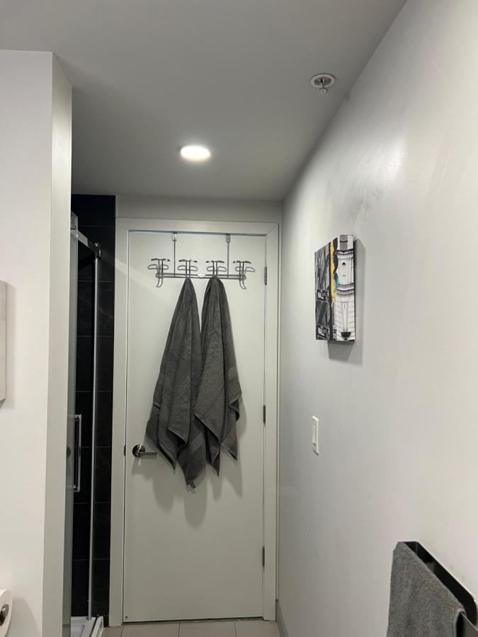 Beautiful One Bedroom Downtown Condo With Pool And Free Parking Montréal Exterior foto