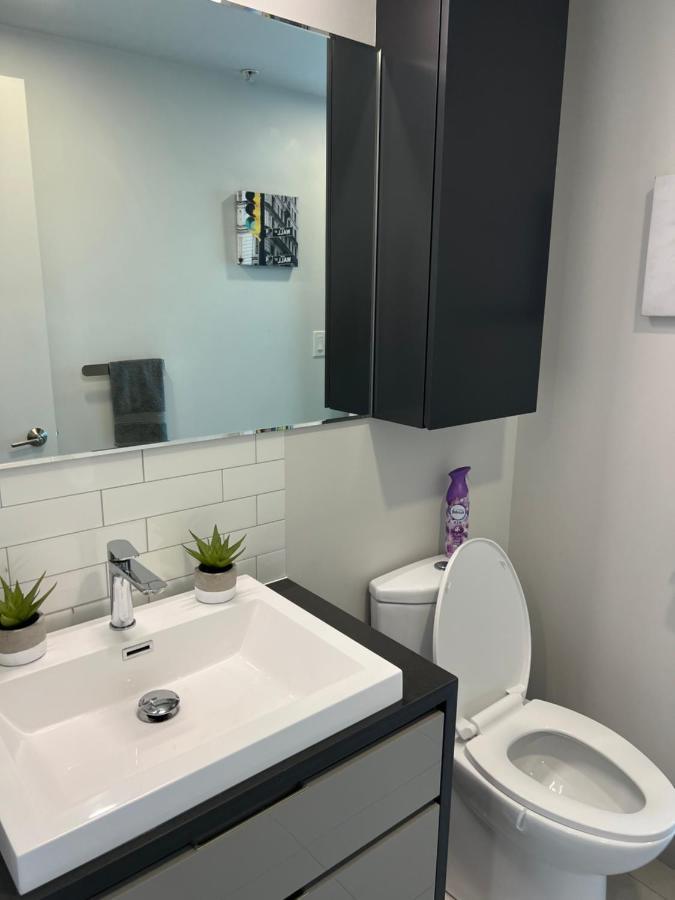 Beautiful One Bedroom Downtown Condo With Pool And Free Parking Montréal Exterior foto