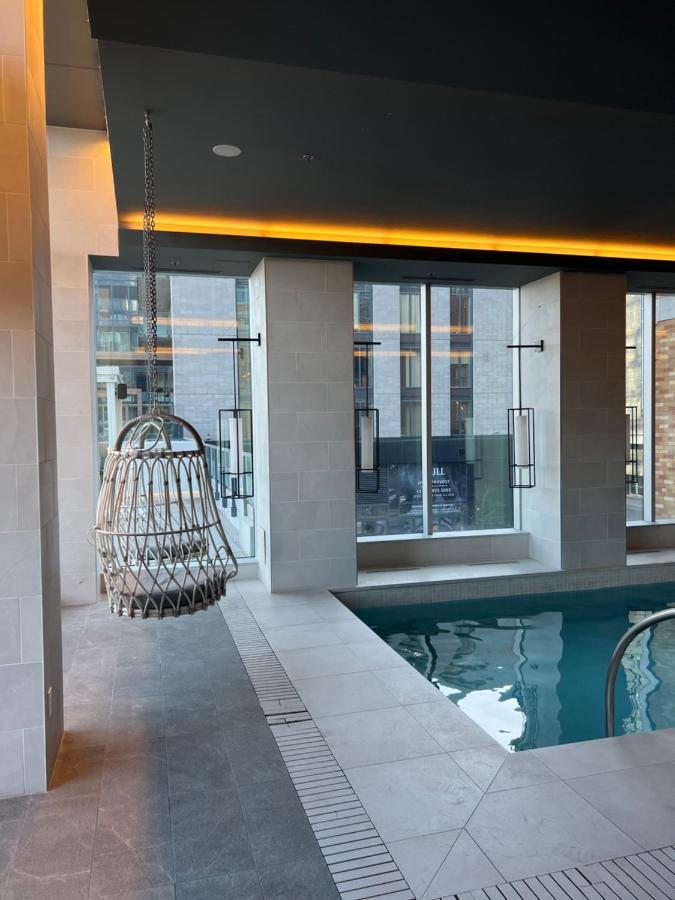Beautiful One Bedroom Downtown Condo With Pool And Free Parking Montréal Exterior foto